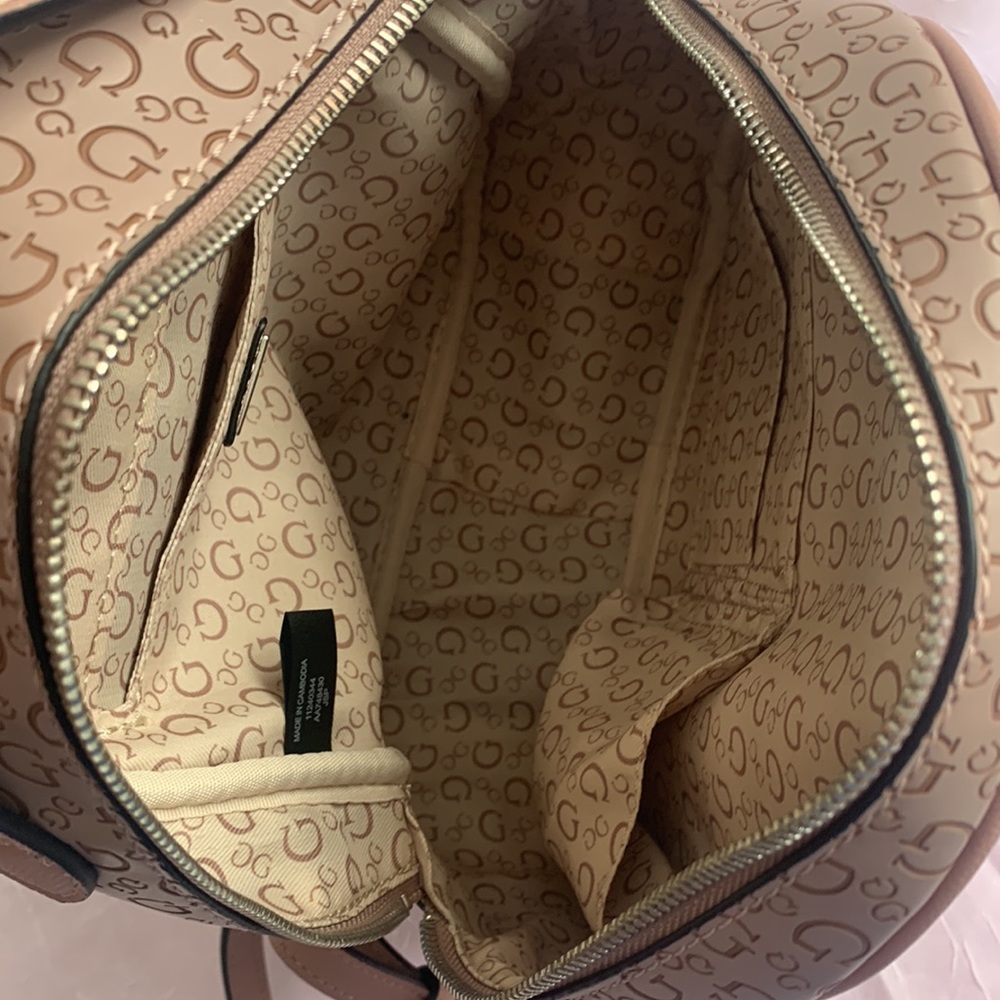 Guess backpack 🎒 - Picture 6 of 8